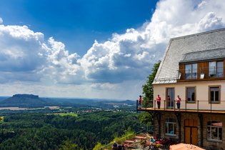 Brand-Baude - Steinhaus im Sommer